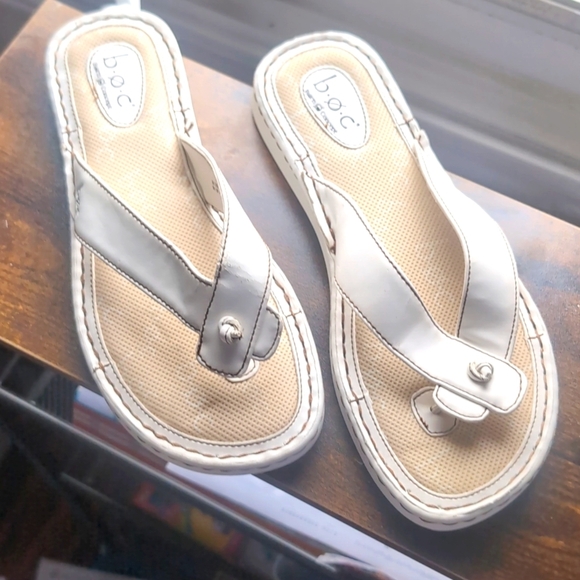 b.o.c. Shoes - B.o.c Women's Size 8 White Leather Slip-On Flat Sandals / Flip Flops